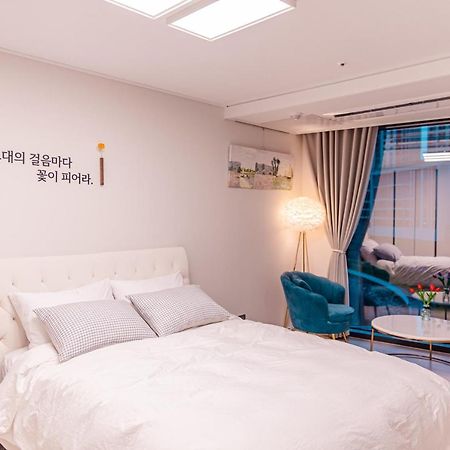 Lotte Castle Marina Aparthotel Йосу Екстериор снимка