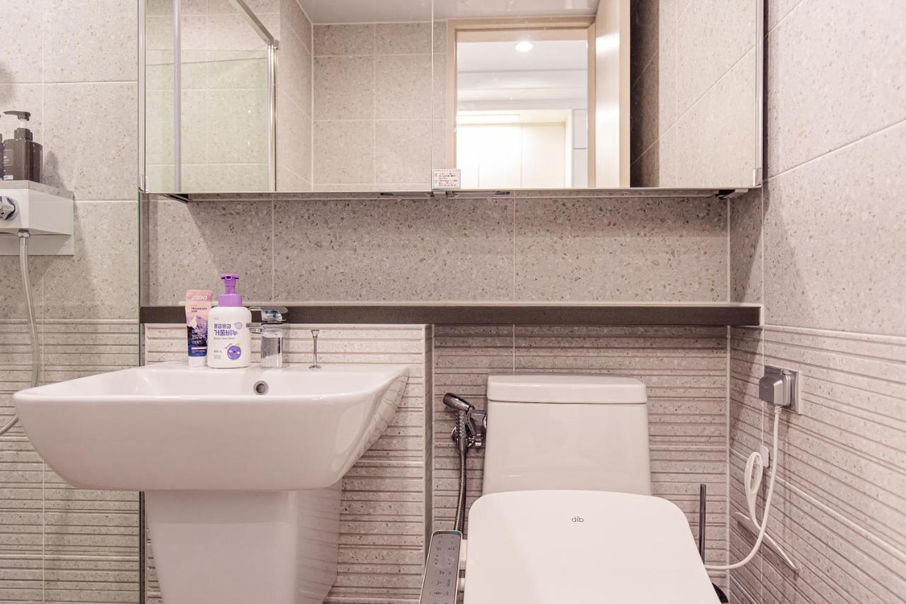 Lotte Castle Marina Aparthotel Йосу Екстериор снимка