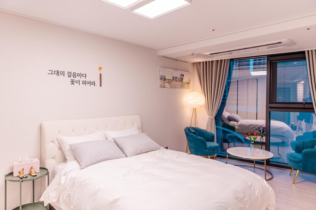 Lotte Castle Marina Aparthotel Йосу Екстериор снимка