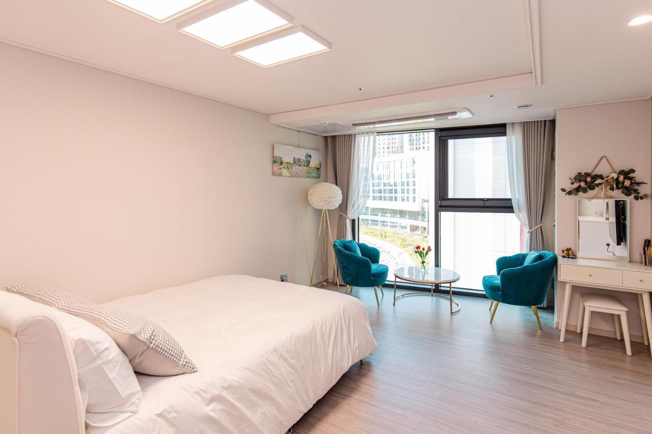 Lotte Castle Marina Aparthotel Йосу Екстериор снимка