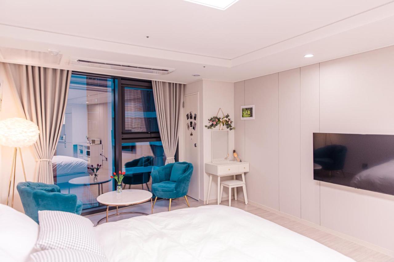 Lotte Castle Marina Aparthotel Йосу Екстериор снимка