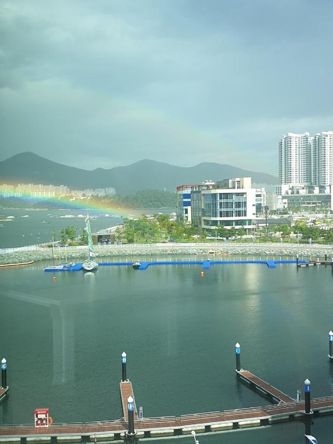 Lotte Castle Marina Aparthotel Йосу Екстериор снимка