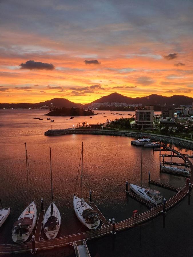 Lotte Castle Marina Aparthotel Йосу Екстериор снимка